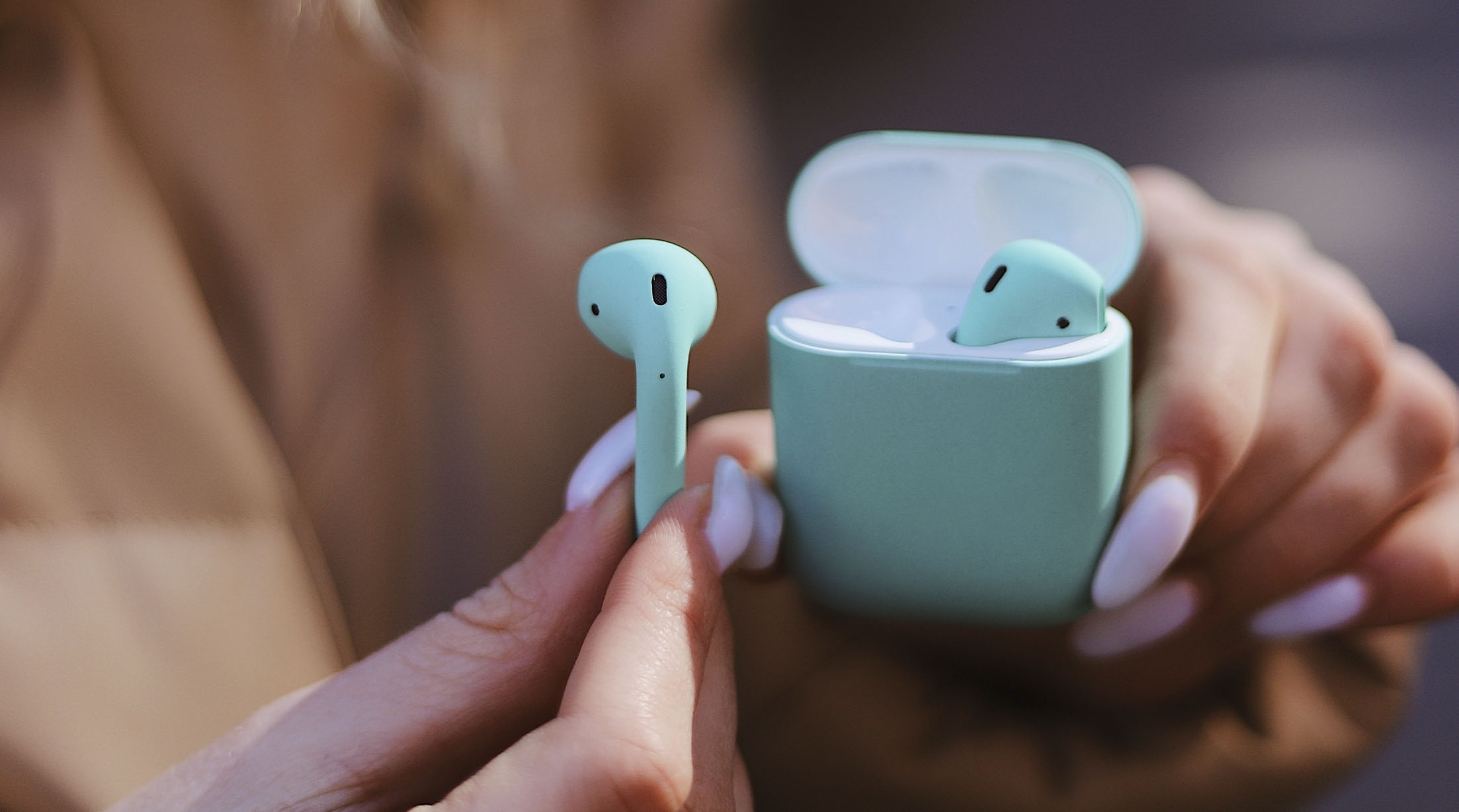 Apple airpods usb c. Apple AIRPODS. AIRPODS 2. Apple AIRPODS 2 С проводным кейсом. Apple AIRPODS 2 фото.